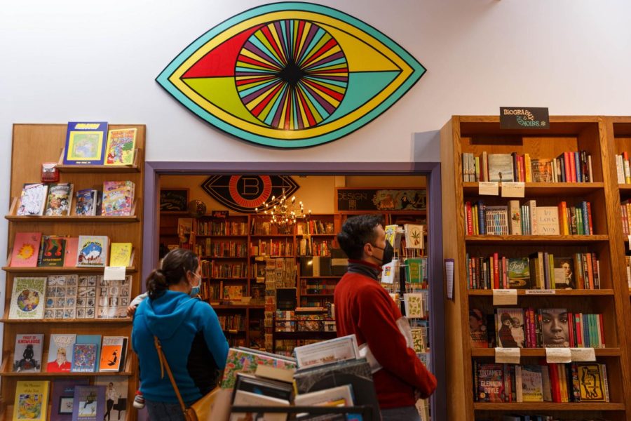 Customers browse in The Booksmith in Haight Ashbury on Oct. 7, 2022. (Juliana Yamada / Xpress Magazine) 
