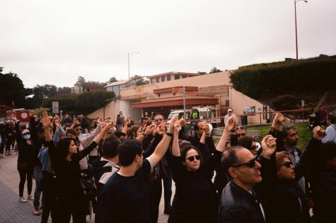 Hundreds of protestors in support join hands at San Francisco’s Golden Gate National Recreation Area after the murder of Mahsa Amini on Sept. 25, 2022. The protestors walked hand-in-hand down the Golden Gate Bridge to an almost constant score of applause. (Joshua Carter/Xpress Magazine)
