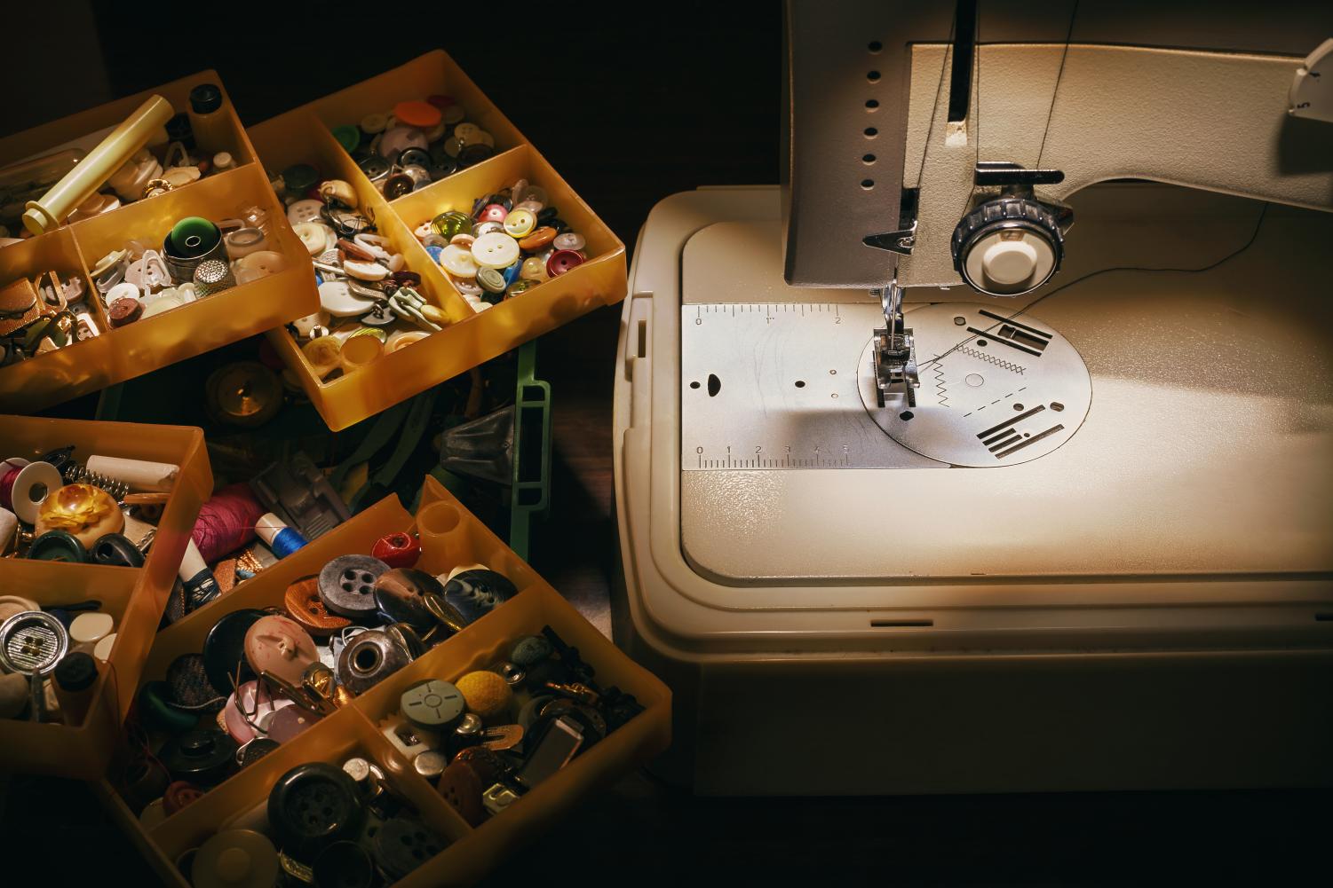 Sewing Machine on Table (dejankrsmanovic. licensed under CC BY 2.0.)

