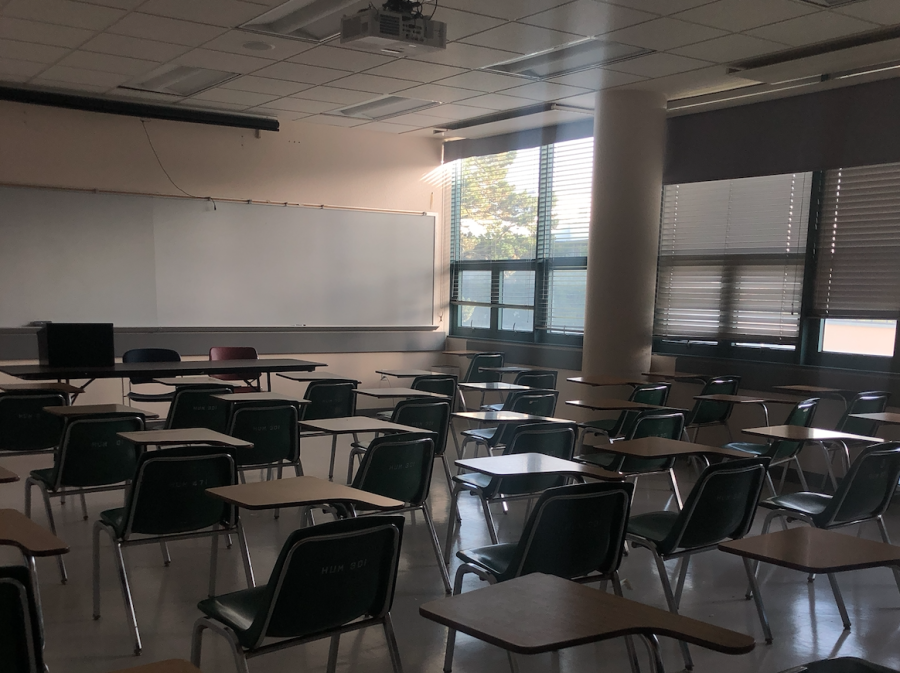 An empty classroom on a Wednesday afternoon in the Humanities building on Nov. 30, 2022.  (Nadia Castro / Xpress Magazine)