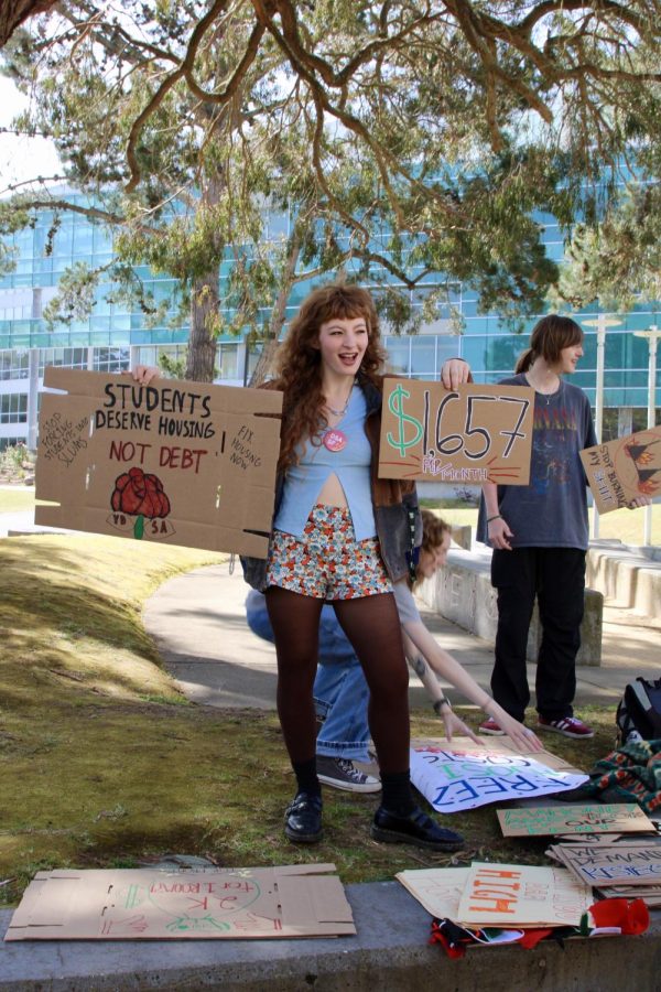Young+Democratic+Socialists+of+America+member+Bethany+Padilla+holds+a+sign+for+a+student+housing+protest+at+SF+States+Malcom+X+Plaza.+%28Leilani+Xicotencatl+%2F+Golden+Gate+Xpress%29