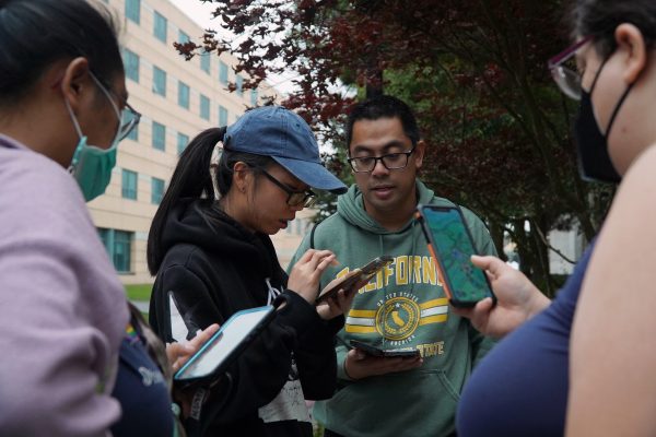 Left to right: Angie Ngo, Angela Wu, Joseph Badillo, and Gwen Northcutt play Pokémon GO at SF State on Sept. 13, 2023 (Neal Wong/Xpress Magazine)

