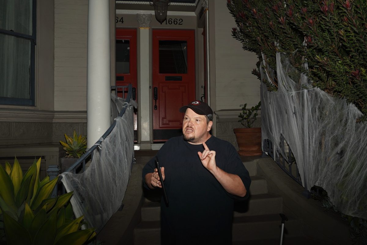 Tommy Netzband talks in front of the former home of cult leader Jim Jones
during his Haunted Haight Walking Tour in San Francisco, Calif. on Oct. 7, 2023. (Neal Wong/Xpress Magazine)