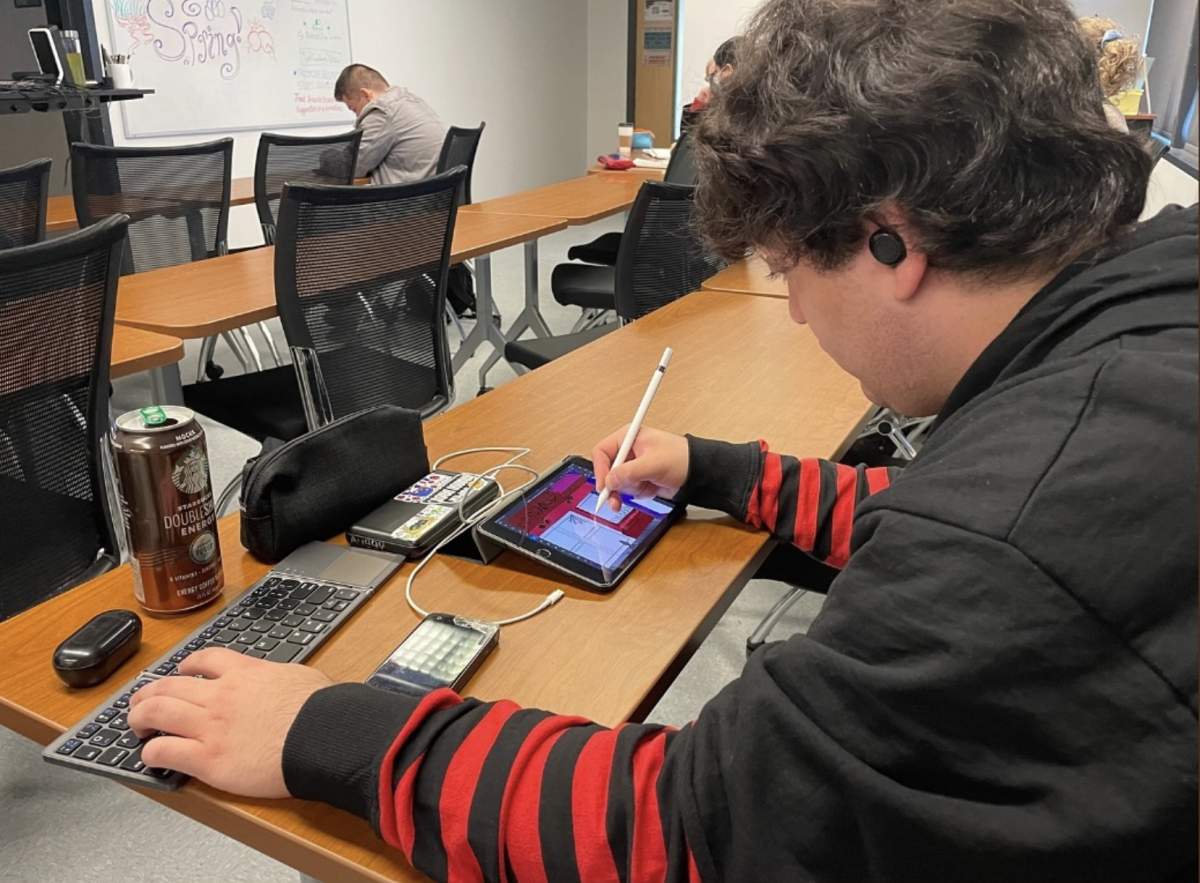 Auggy Garcia drawing in class at SF State. (Ash Verwiel/ Xpress Magazine) 